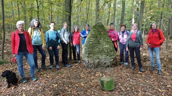 Gruppenbild der Frauenwandergruppe im Wald | © DAV Heilbronn