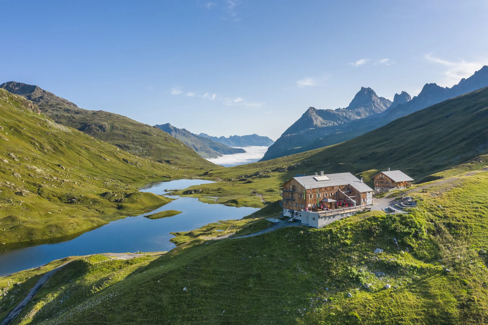 Blick auf die Neue Heilbronner Hütte vor einer Bergpanorama | © DAV Heilbronn