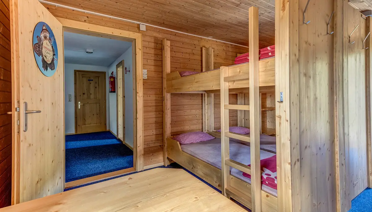 Schlafstube mit Holztisch und Stockbett | © DAV Heilbronn