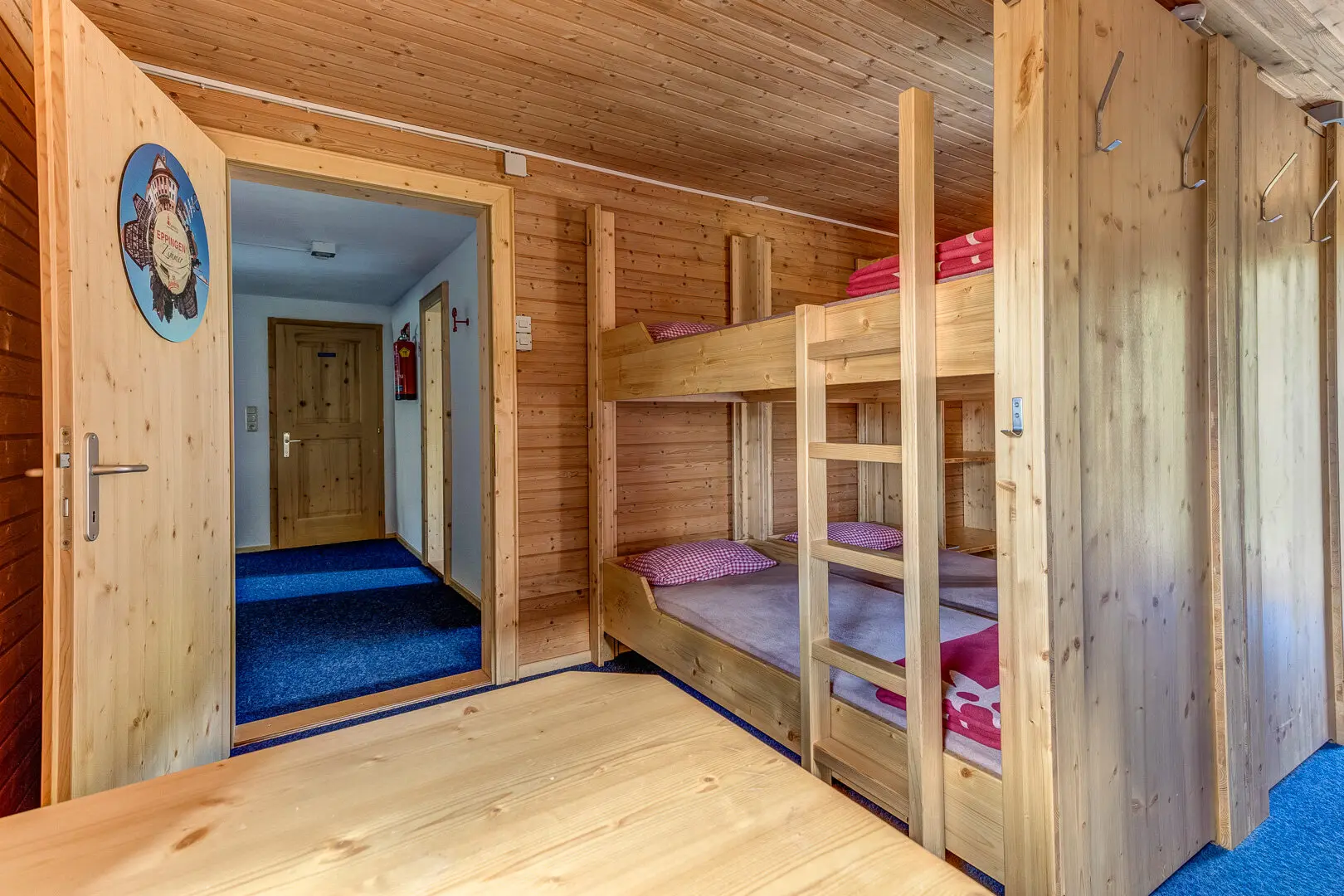 Schlafstube mit Holztisch und Stockbett | © DAV Heilbronn
