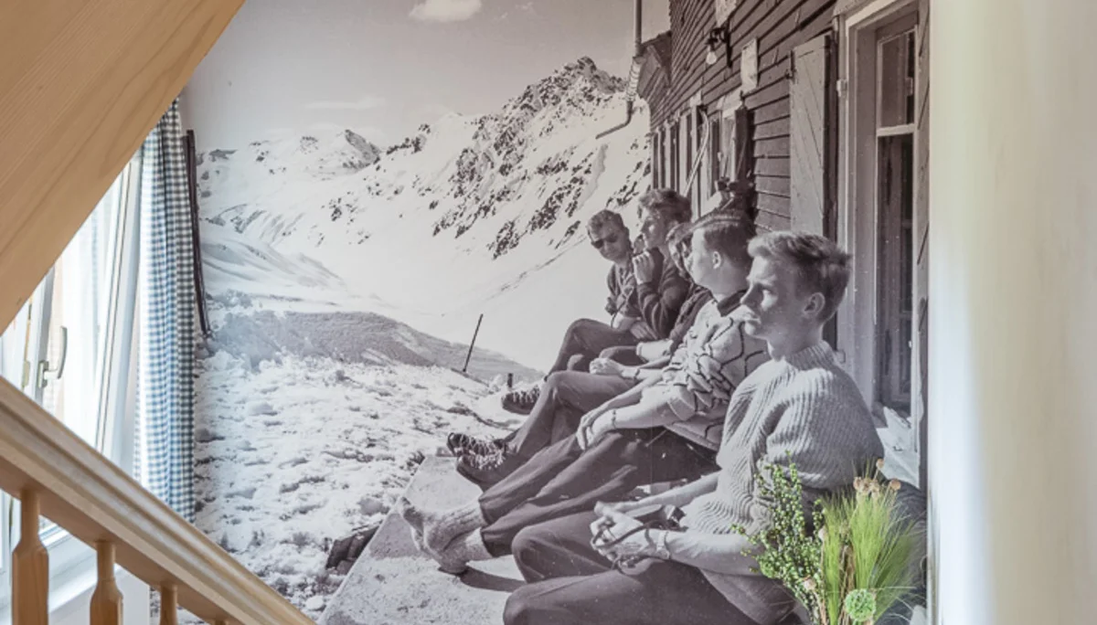 Treppenhaus mit schwarz-weiß Foto an der Wand in der Hütte | © DAV Heilbronn